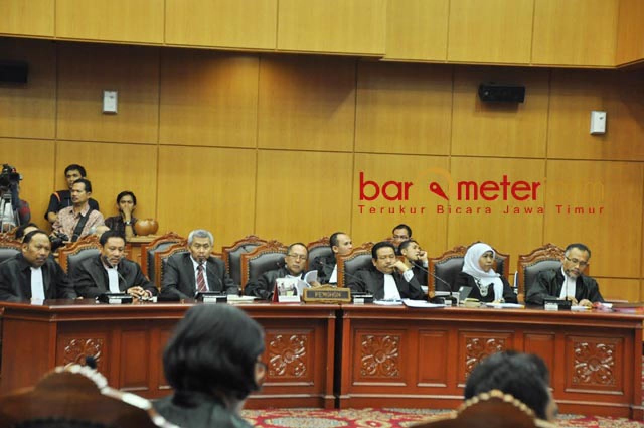 DITOLAK SELURUHNYA: Khofifah dalam sidang gugatan hasil Pilgub Jatim 2013. | Foto: Barometerjatim.com/DOK