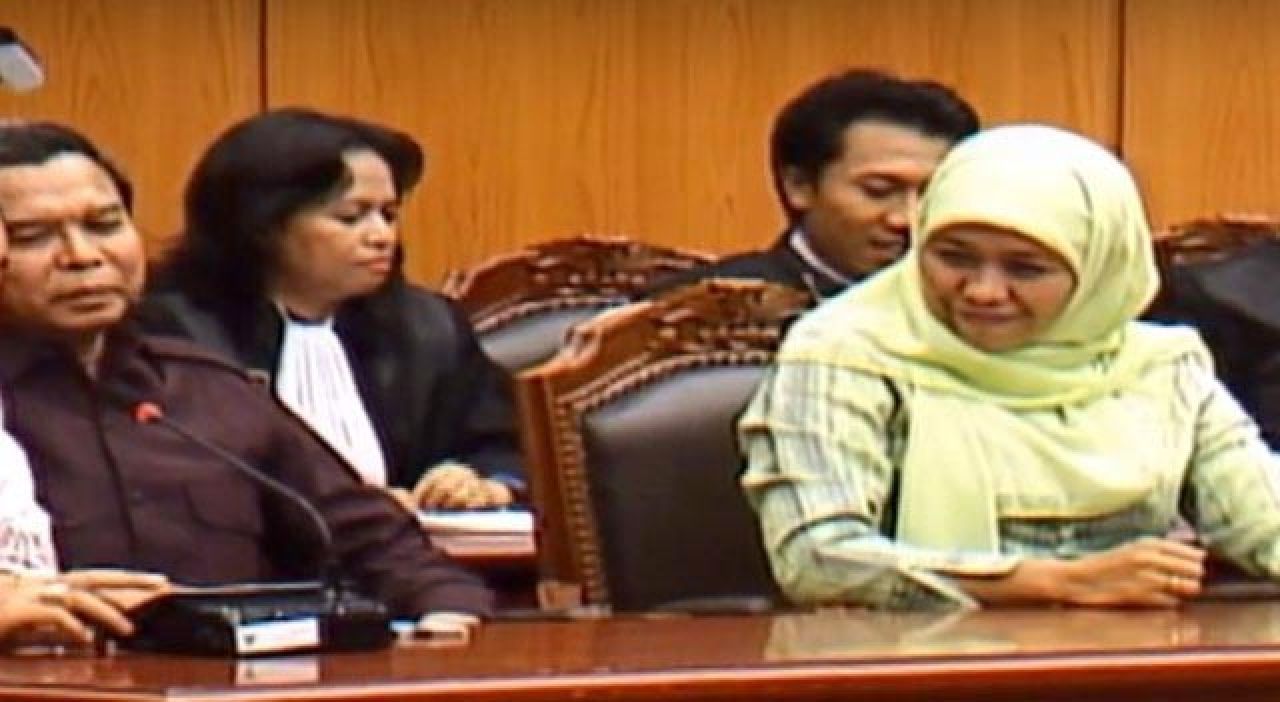 KAJI MENGGUGAT: Khofifah-Mudjiono dalam sidang gugatan sengketa hasil Pilgub Jatim 2008. | Foto: DOK