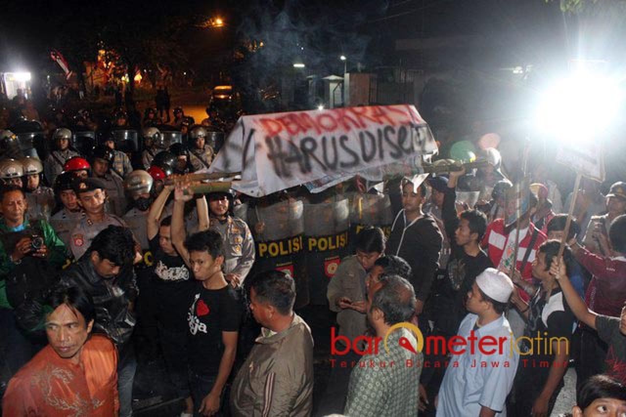 LAWAN KPU JATIM: Pendukung Khofifah demo saat tak diloloskan maju Pilgub Jatim 2013. | Foto: Barometerjatim.com/DOK