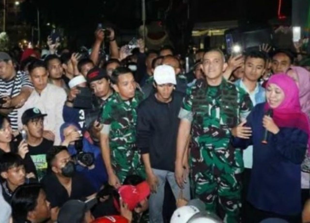 TEMUI PENDEMO: Khofifah temui pendemo, minta tidak anarkis dan tidak terprovokasi. | Foto: IST