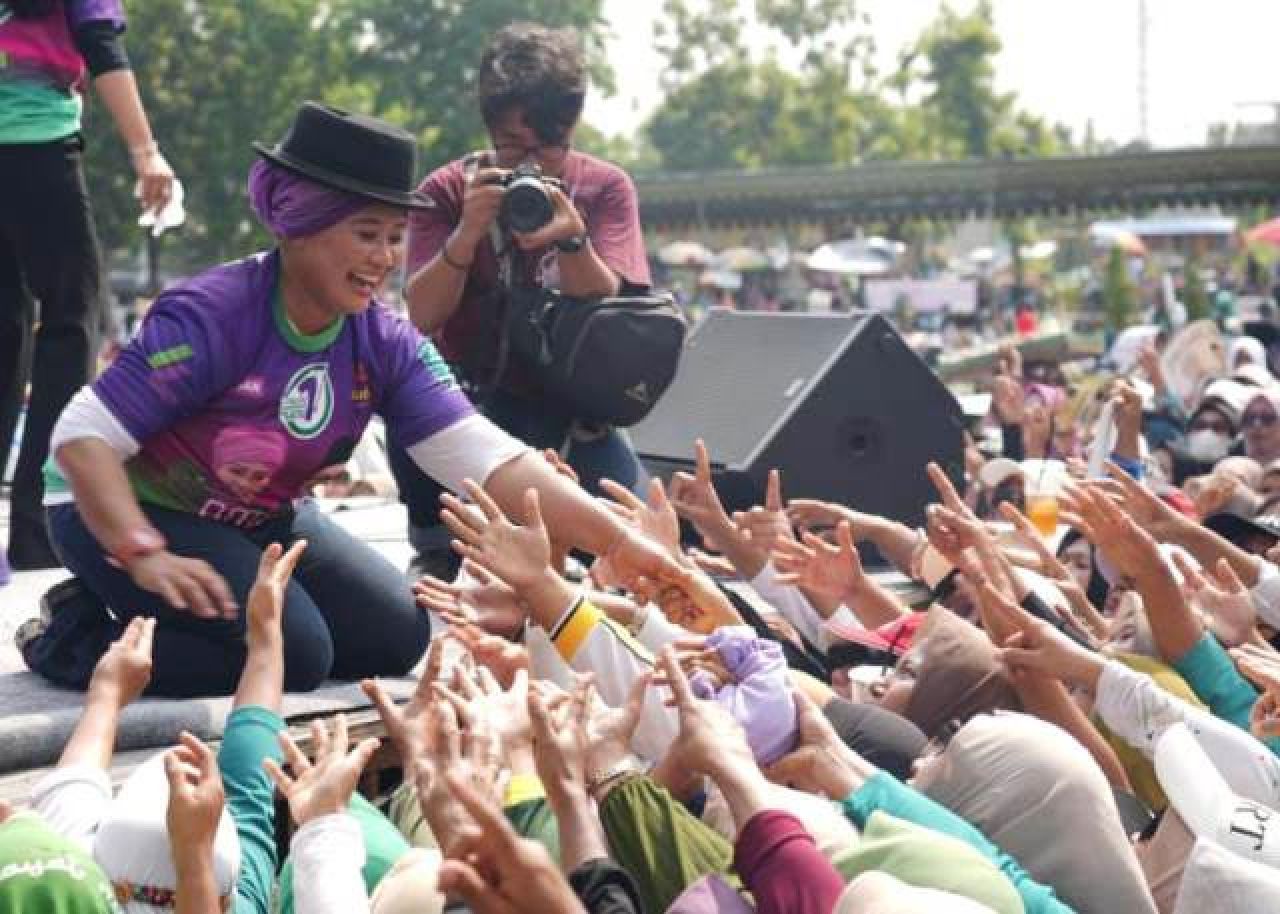 KAMPANYE AKBAR: Luluk Hamidah mendapat sambutan hangat saat kampanye akbar di Gresik. | Foto: IST