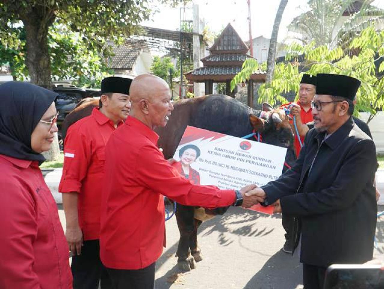 SAPI KURBAN: Said Abdullah serahkan sapi kurban dari Megawati untuk warga Blitar. | Foto: IST