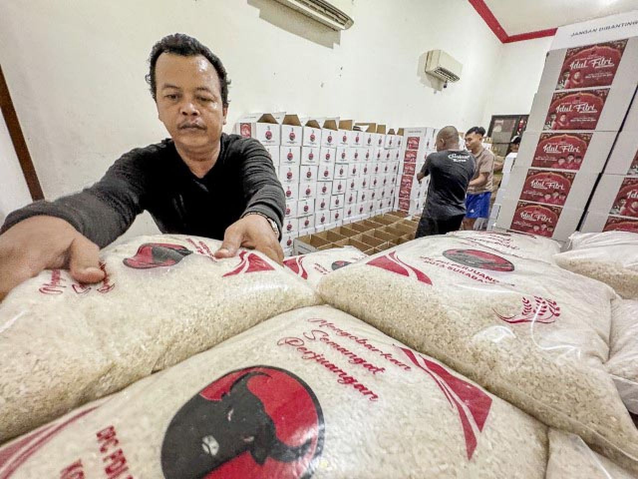 GOTONG ROYONG: Bingkisan lebaran PDIP Surabaya hasil gotong royong semua pihak. | Foto: Barometerjatim.com/IST