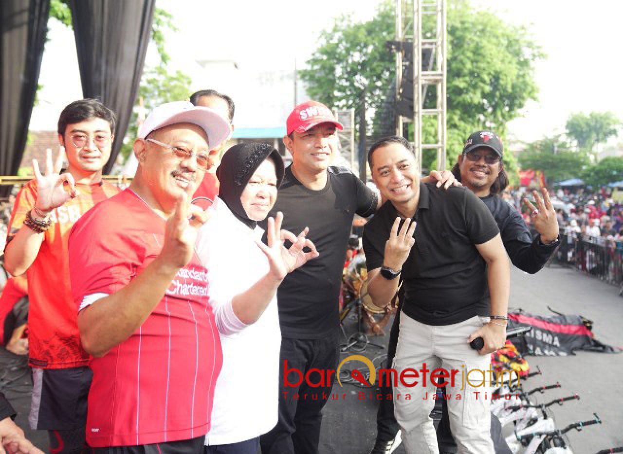 PILIHAN: Risma-Gus Hans dan Eri-Armuji, dielu-elukan warga dalam acara jalan sehat. | Foto: Barometerjatim.com/RQ