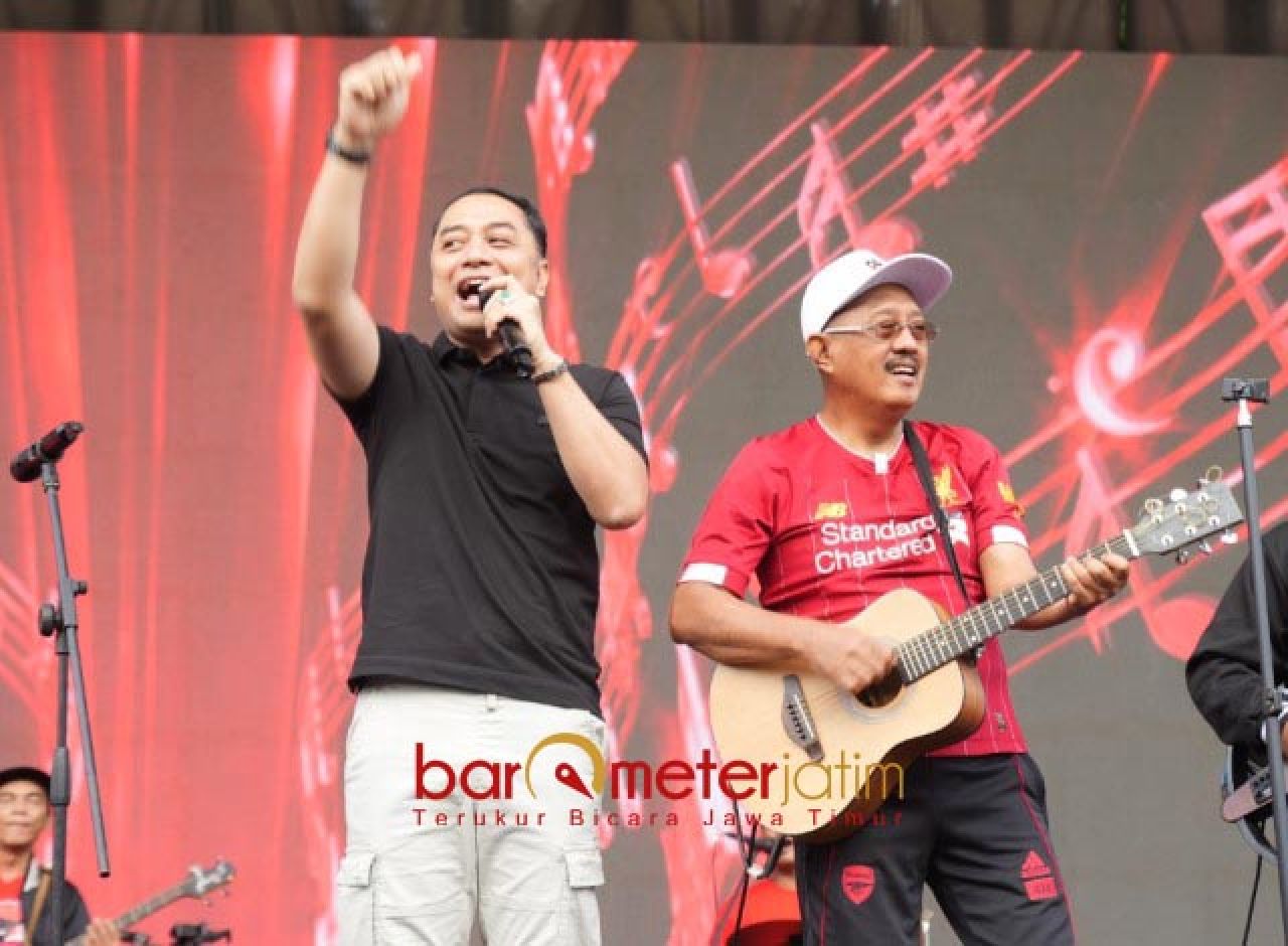 HIBUR WARGA: Eri Cahyadi dan Armuji, duet menghibur warga dalam acara jalan sehat. | Foto: Barometerjatim.com/RQ