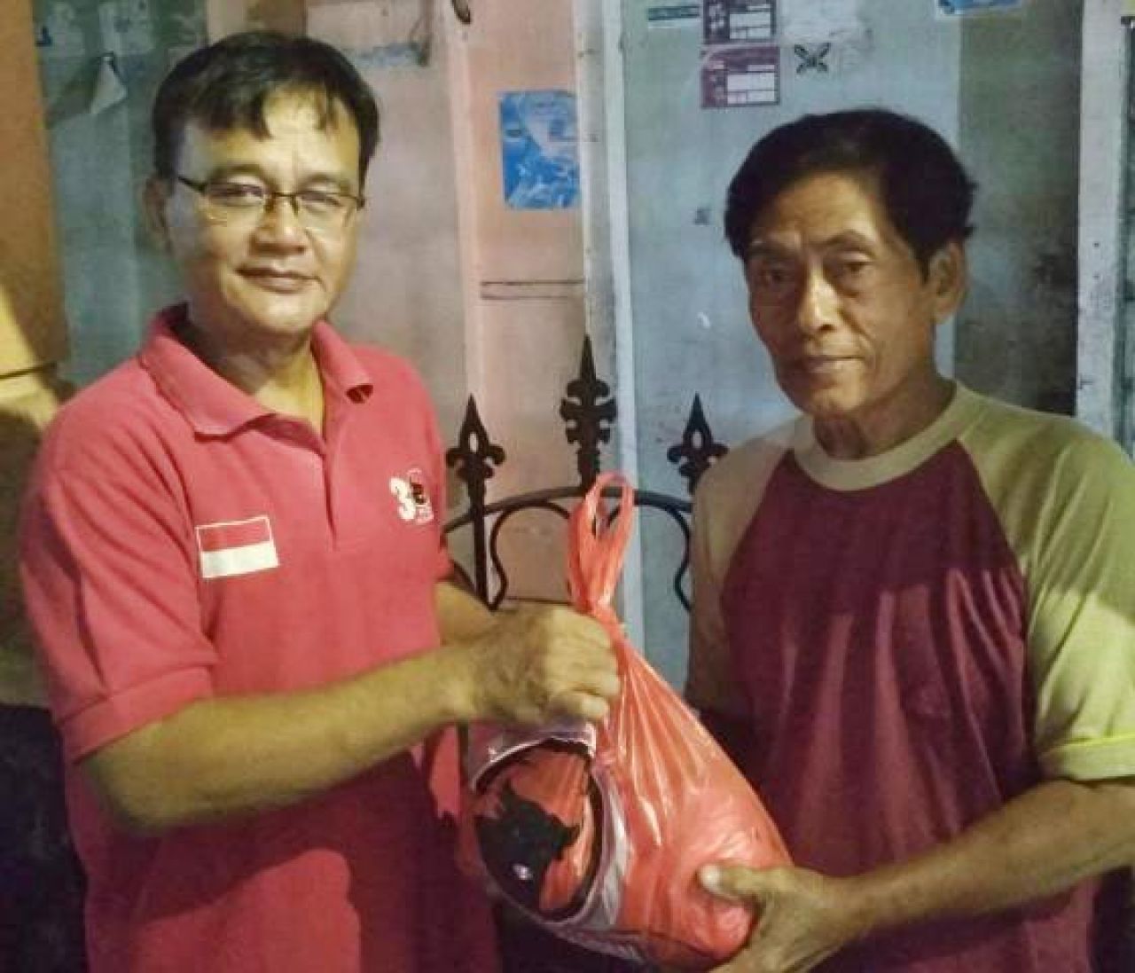 TURUN KE WARGA: Kader PDIP Surabaya ketuk pintu warga bagikan paket sembako. | Foto: IST