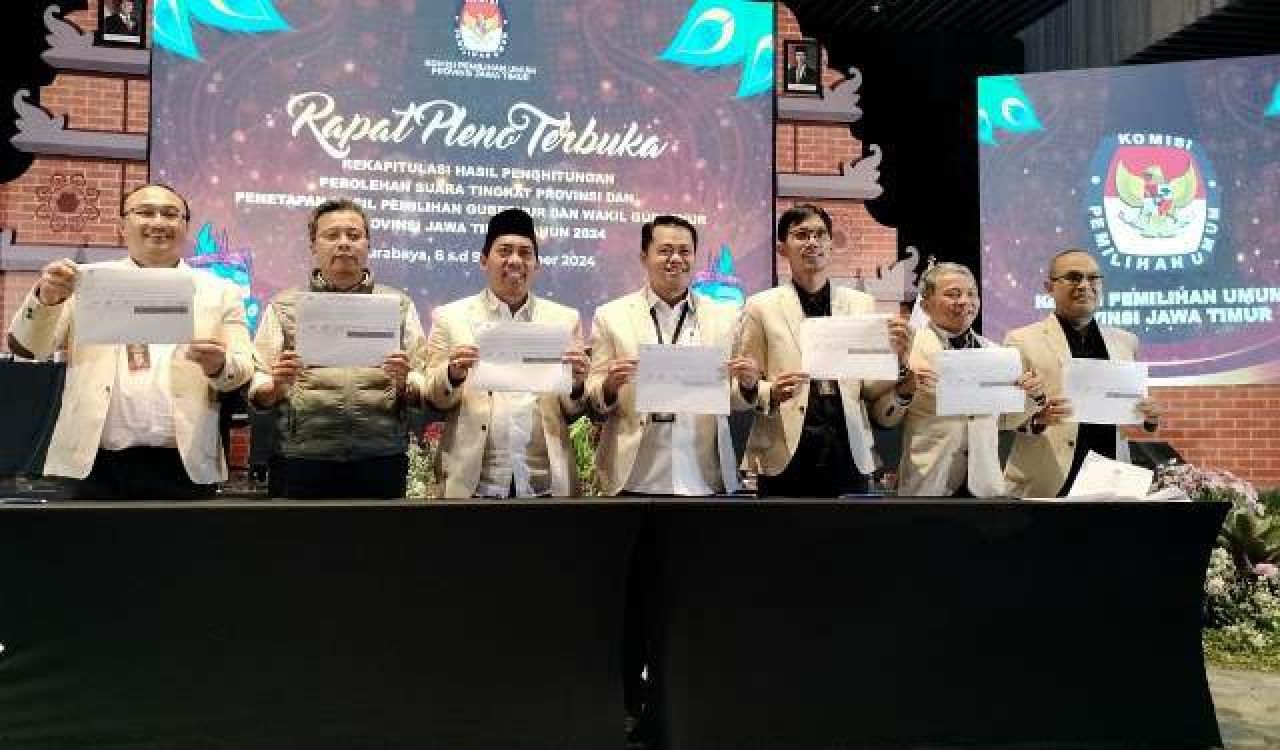 DIGUGAT: Komisioner KPU Jatim saat menunjukkan hasil rekapitulasi Pilgub Jatim. Khofifah-Emil pemenang. | Foto: IST/DOK