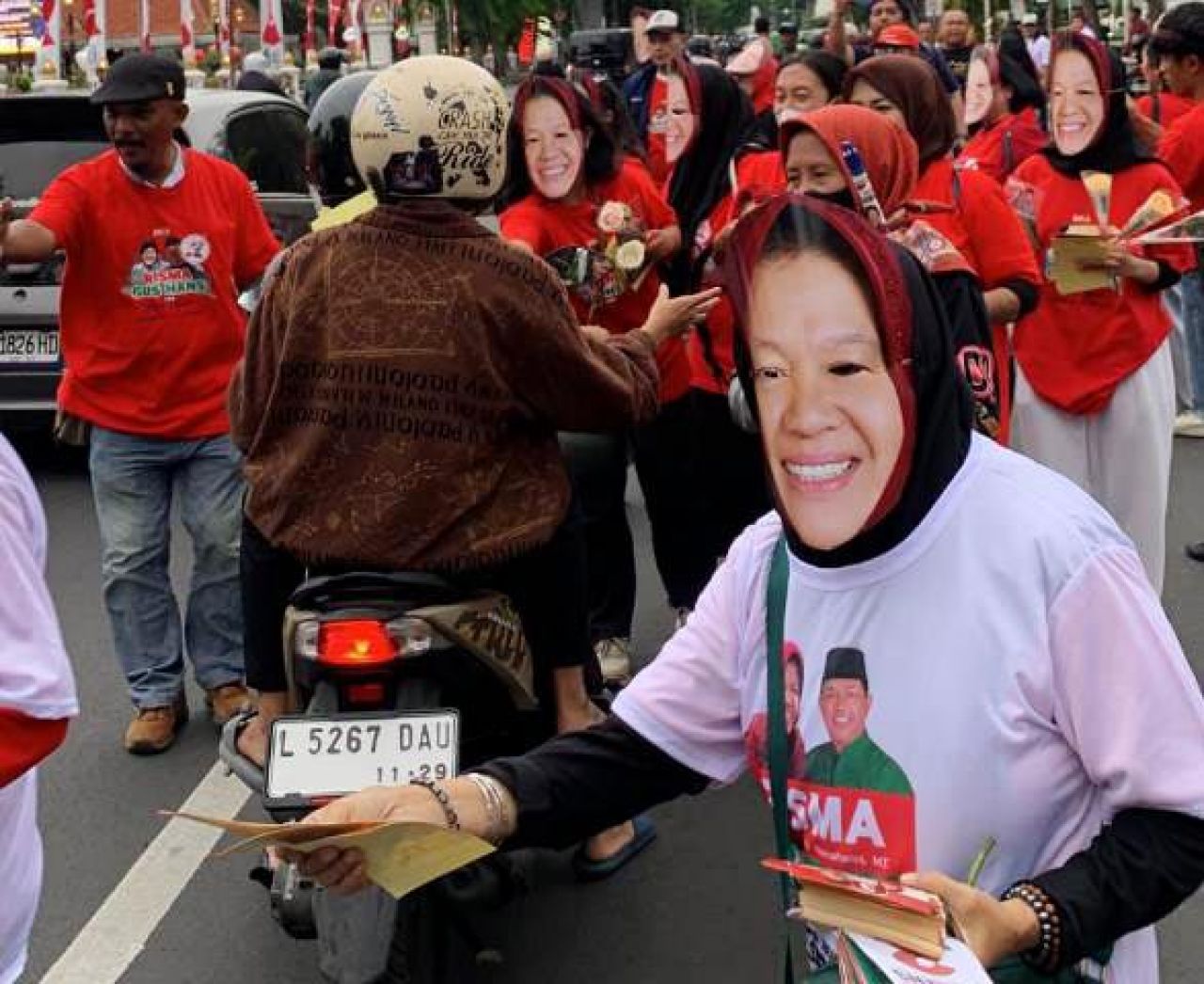 AKSI SIMPATIK: Relawan Risma-Gus Hans bagi-bagi mawar putih dan APK. | Foto: IST