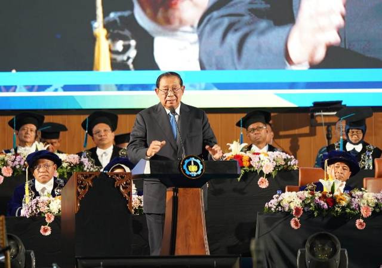 ORASI ILMIAH: SBY sampaikan orasi ilmiah pada Puncak Dies Natalis ke-65 ITS di Surabaya. | Foto: IST