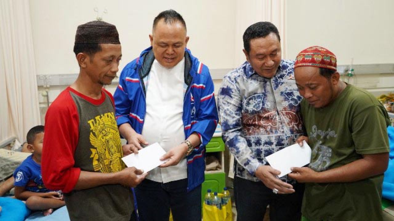 BERI BANTUAN: Agung Mulyono dan Mugiyanto ulurkan bantuan untuk korban tragedi Al Khoziny. | Foto: IST