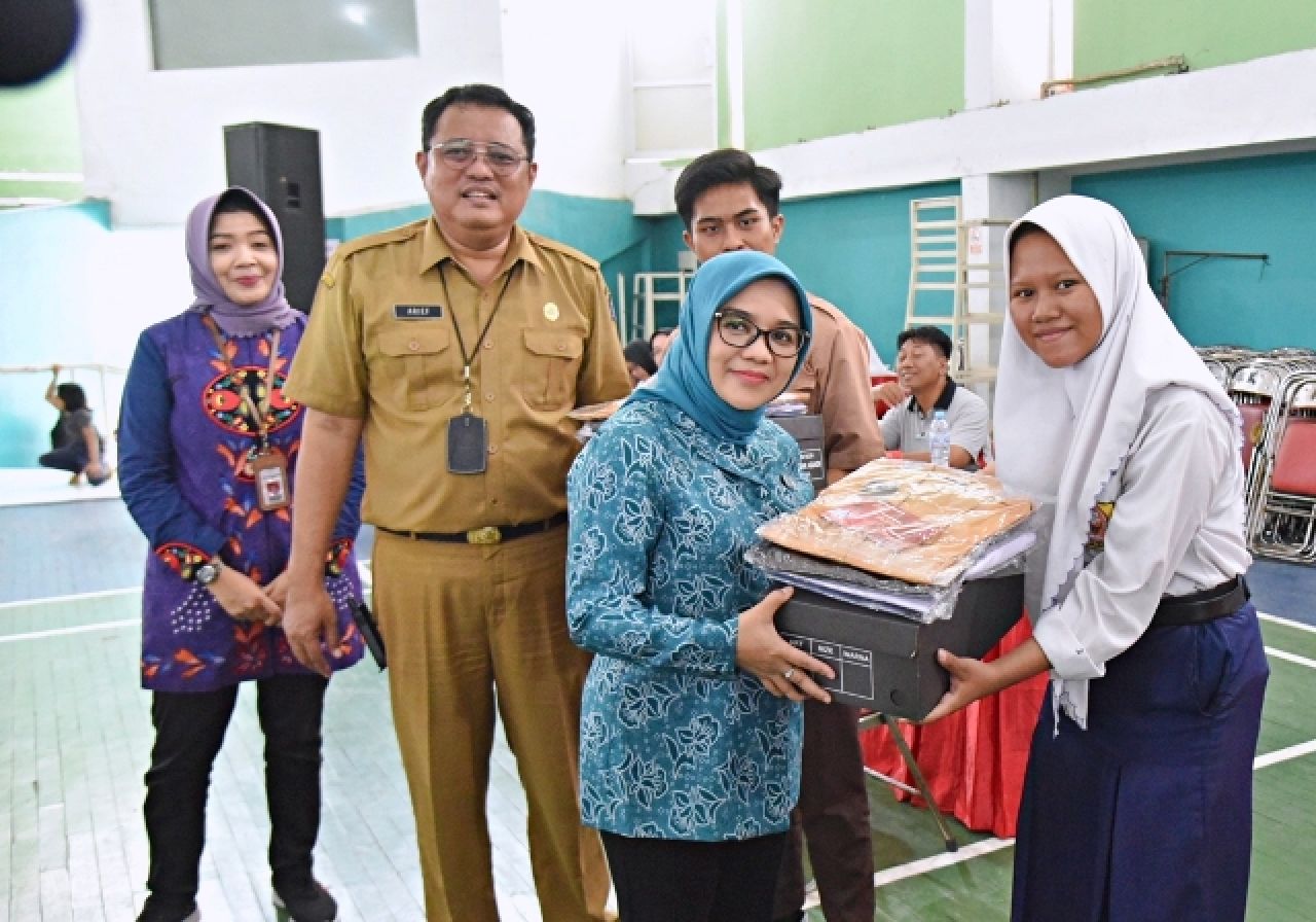 SIAPKAN GENERASI EMAS: Pemkot salurkan seragam dan perlengkapan sekolah gratis ke siswa. | Foto: HUMAS