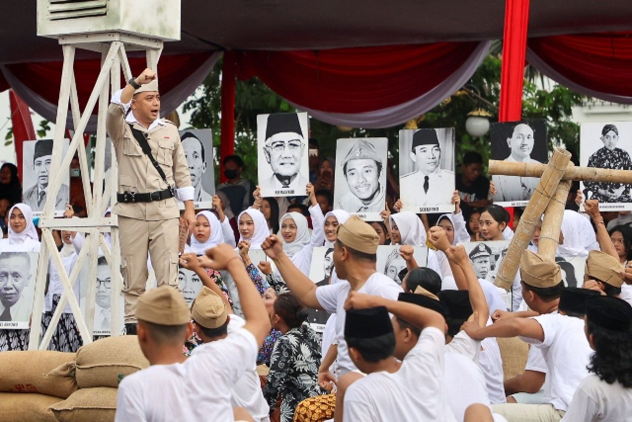 BERAPI-API: Eri Cahyadi memerankan tokoh Gubernur Suryo dalam Parade Surabaya Juang. | Foto: Humas