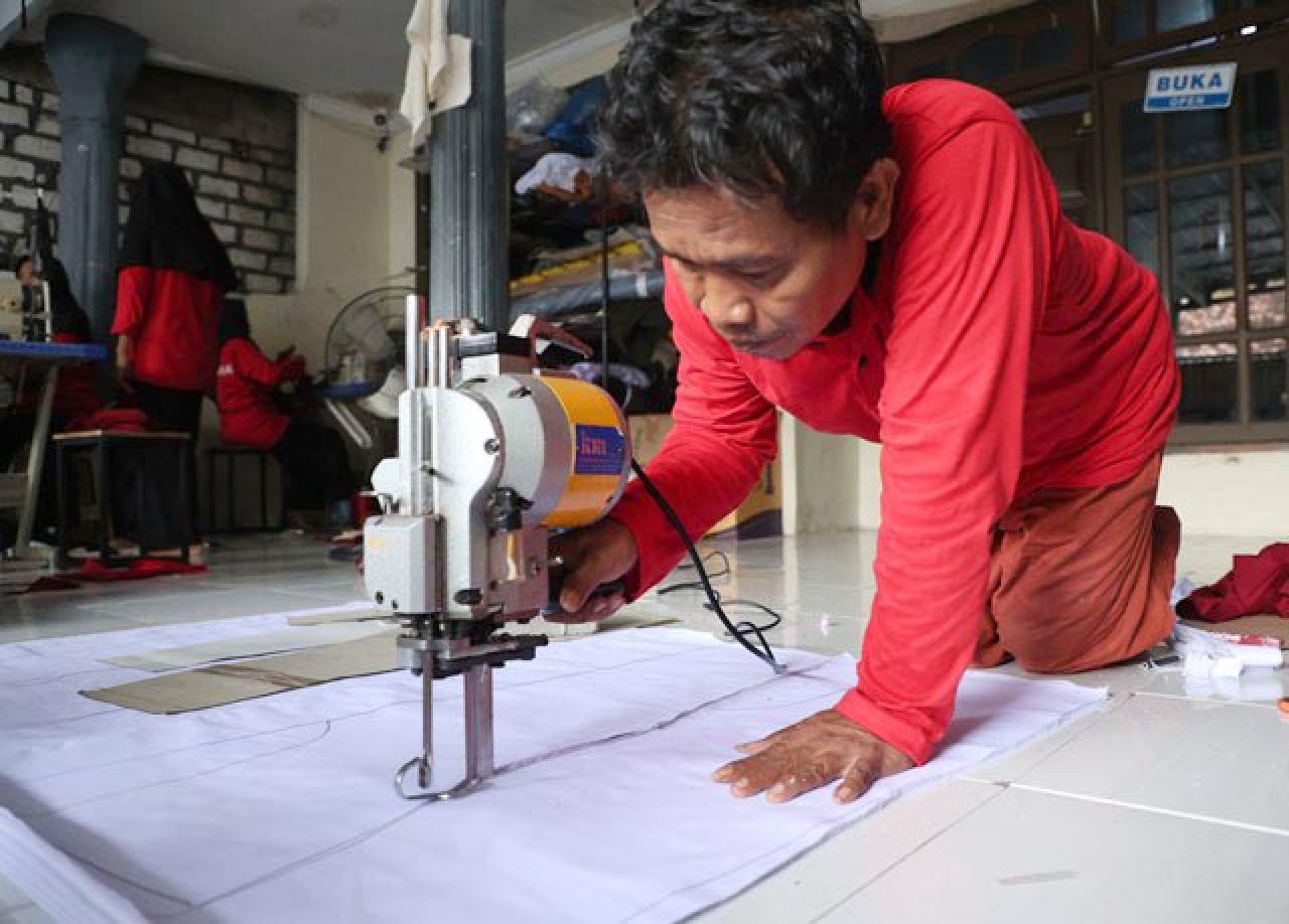 BANGUN MENTAL: UKM Benang Emas tak hanya soal omzet tapi juga bangun mental. | Foto: Barometerjatim.com/HPS