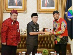 Datang Langsung ke Cianjur, Bupati Sumenep Fauzi Serahkan Bantuan untuk Korban Gempa