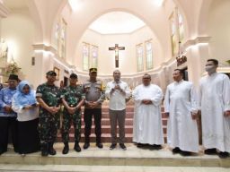 Keliling Gereja saat Malam Natal, Eri Cahyadi Serukan Rasa Toleransi di Kota Pahlawan