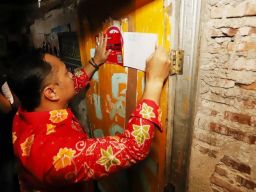 Terima Bansos, Rumah 219.427 Warga Surabaya Ditempeli Stiker Keluarga Miskin