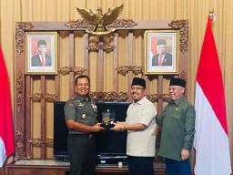 Satu Jam Pangdam V Brawijaya Bertemu Pimpinan DPRD Jatim, Ada Apa Ya?