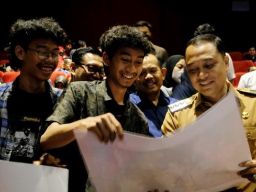 Eri Cahyadi Sampai Wajibkan Pelajar SD-SMP di Surabaya Nobar, Apa Hebatnya Film Sura Ing Baja?