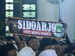 Sholawat dan Doa Akhir 2022 di Masjid Al Akbar, Khofifah Tergoda Spanduk "Prei Wong Ruwet"!