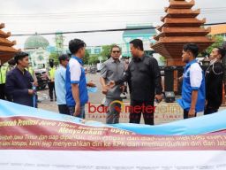 DPRD Jatim Paripurna Perdana Pasca OTT KPK, Di Luar Gedung KNPI Demo soal Korupsi Hibah