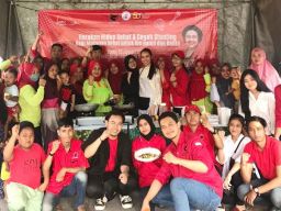 Megawati Ultah, Milenial PDIP Surabaya Masak untuk Warga dengan Resep Warisan Bung Karno