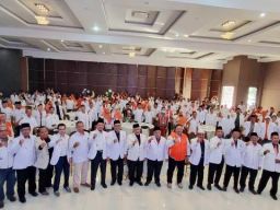 Beri SK 180 Bacaleg DPR RI-DPRD Jatim, Presiden PKS: Datangi Masyarakat dengan Cara Sejuk!