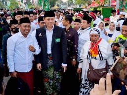 Jamaah Berebut Selfie, AHY Jadi Magnet Nahdliyin di Resepsi 1 Abad NU