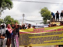 Digugat Pengembang PT PGI Rp 100 Miliar, Warga Kemangsen Sidoarjo Kepung Balai Desa