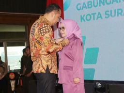 Istrinya Dilantik Jadi Ketum GOW Surabaya, Eri Cahyadi Ajak Sinergi Turunkan Kemiskinan