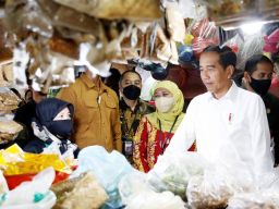 Turun ke Surabaya Cek Ketersediaan Minyakita dan Beras, Jokowi: Melimpah di Sini, Harganya Baik!