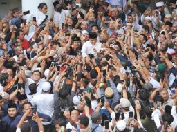 Usai Shalat Jumat di Masjid Al Akbar Surabaya, Wow! Anies Disambut Gemuruh Teriakan Presiden