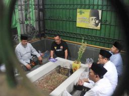 Ziarahi Makam KH Mas Alwi, Cara Anies Baswedan Hormati Pencetus Nama NU!