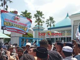 Relawan Teriakkan Presiden hingga Spanduk Dukungan, Halaman Masjid Al Akbar bak Arena Kampanye Anies Baswedan