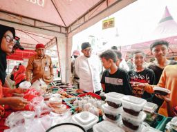 Ngabuburit di Bazar Ramadhan, Bupati Fauzi Borong Takjil untuk Dibagi
