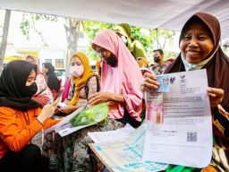 BLT di Surabaya Disalurkan hingga Malam, Eri Cahyadi Protes Kantor Pos: Kasihan Warga Saya!