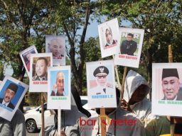 Sahat Diadili, Jaka Jatim Demo Usung Poster yang Disebutnya Mafia Dana Hibah, Waduh! Gambar Siapa Saja?