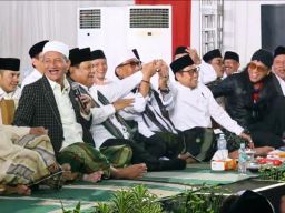 Tangan Prabowo-Cak Imin Disatukan Putra Pendiri NU, Gus Ali: Iki Presidene, Iku Wakil Presidene!