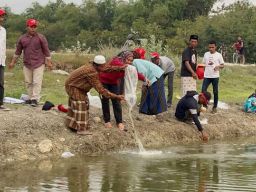 Sosialisasikan Ganjar Pranowo di Bojonegoro, Ganjar Milenial Bareng Warga Tebar Bibit Ikan dan Tanam Pohon