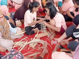 Diajari Mak Ganjar Bikin Besek Ikan, Ibu-ibu di Banyuwangi Doakan Ganjar Pranowo Jadi Presiden!