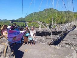 Turun ke Lumajang, Mak Ganjar Jatim Bantu Warga Terdampak Lahar Dingin Semeru