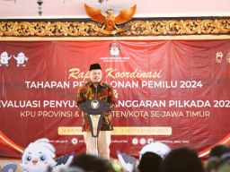 Kelakar Ketua KPU Jatim ke Bupati Fauzi soal Posternya Banyak Terpampang di Angkot: Saya Tidak Tahu Maksudnya Apa!