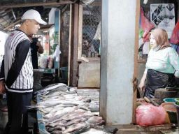 Blusukan di Pasar Surabaya, Ganjar Disambut Curhat Pedagang dan Doa Jadi Presiden!