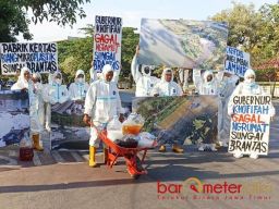 Nilai Pemprov Jatim Tak Serius Atasi Pencemaran Brantas, Ecoton Bawa 10 Galon Air Limbah untuk Khofifah!