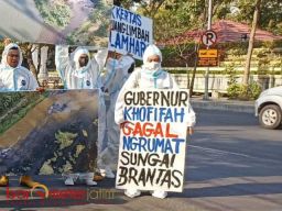 Ecoton Usung 10 Galon Air Limbah ke Grahadi: Di Era Khofifah Perusak dan Pencemar Sungai Brantas Makin Bebas!