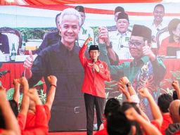 Gemuruh Nobar di Kantor PDIP Surabaya Sambut Mahfud MD Cawapres Pendamping Ganjar: Gambaran Padang!