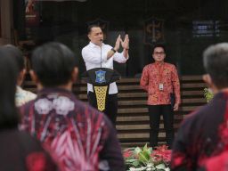 Bangun Surabaya dengan Kekuatan Batiniah, Eri Cahyadi ke ASN-Non ASN Pemkot: Ayo Rutin Shalat Berjamaah di Masjid!