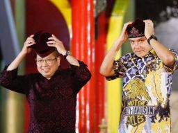 Diberi Songkok, Ganjar Sah sebagai Anggota Keluarga Muslim Tionghoa di Surabaya