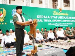Kunjungi Banyuwangi, KSAD Dudung Motivasi Ribuan Santri
