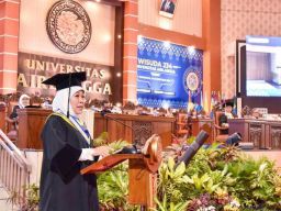 Khofifah Orasi Entas Kemiskinan saat Diganjar Gelar Doktor HC, BPS Catat Orang Miskin di Jatim Masih 4,1 Juta!