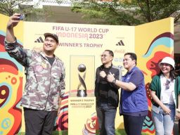 Warga Sambut Meriah Trofi Piala Dunia U-17, Ketum PSSI Puji Eri Cahyadi: Surabaya yang Terbaik!
